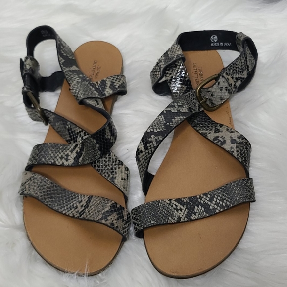 Urban Outfitters Sandals Size 10 Gray Snake Print Flats Comfort Fit Everyday - Picture 4 of 5